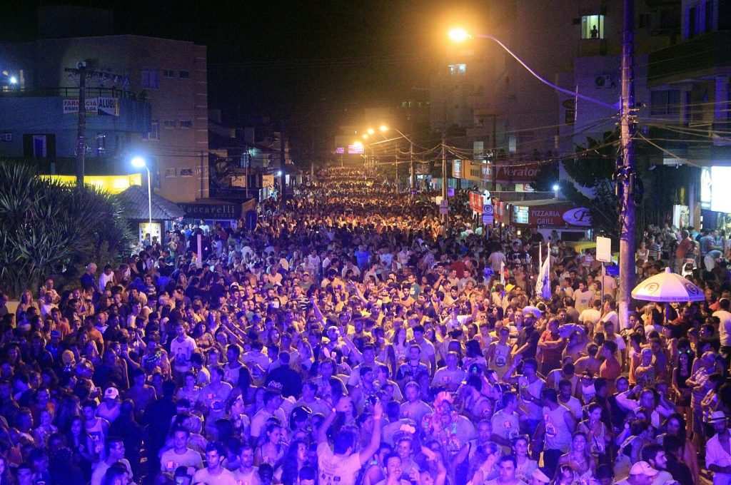 Carnaval na praia de Bombinhas reúne centenas de turistas no município. Fonte: Prefeitura Municipal de Bombinhas.