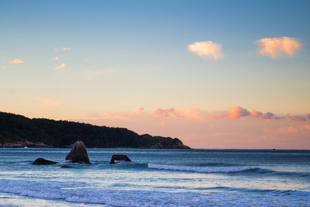 Praia de Bombas possui paisagens encantadoras. Fonte: Rodrigo Dalri.