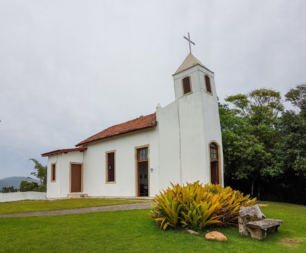 Capela da Imaculada Conceição em Bombinhas, um dos mais importantes pontos históricos. Fonte: Rodrigo Dalri.