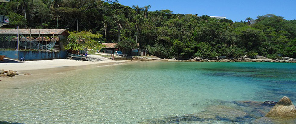 Duas praias de Bombinhas com águas cristalinas que você precisa conhecer