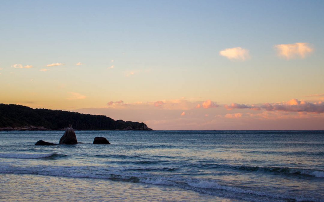 Pôr do sol na praia de Bombas, Bombinhas (Foto: Rodrigo Dalri, Features Design)