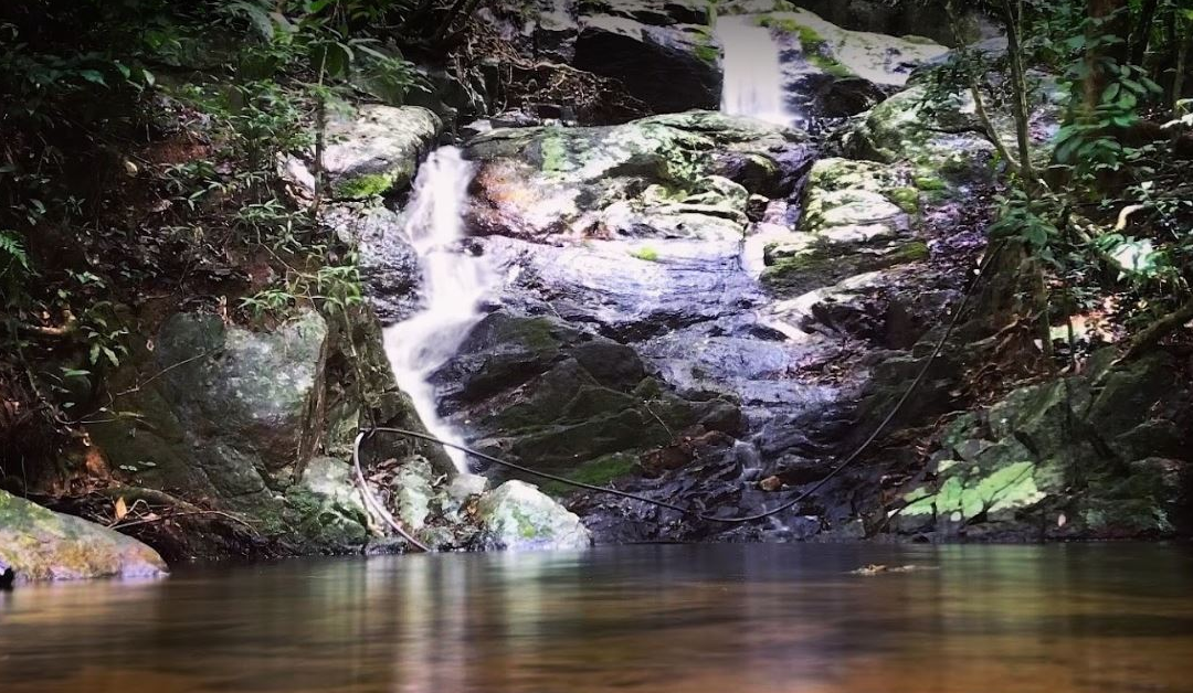 A cachoeira da Praia Triste em Bombinhas