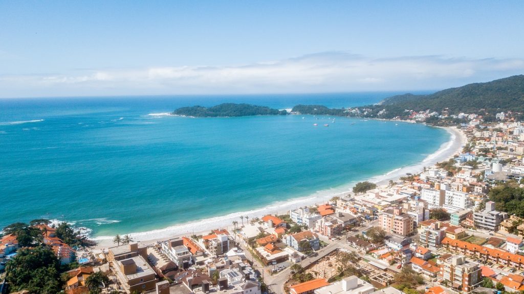 Praia de Bombinhas é considerada uma das mais bonitas do Brasil pela Revista Viagem & Turismo. Fonte: Rodrigo Dalri.