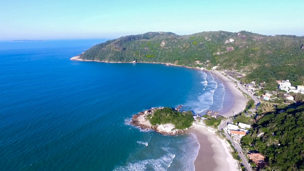Vista do alto de toda a extensão da Praia da Conceição, no Canto Grande, em Bombinhas. Fonte: Features Design.