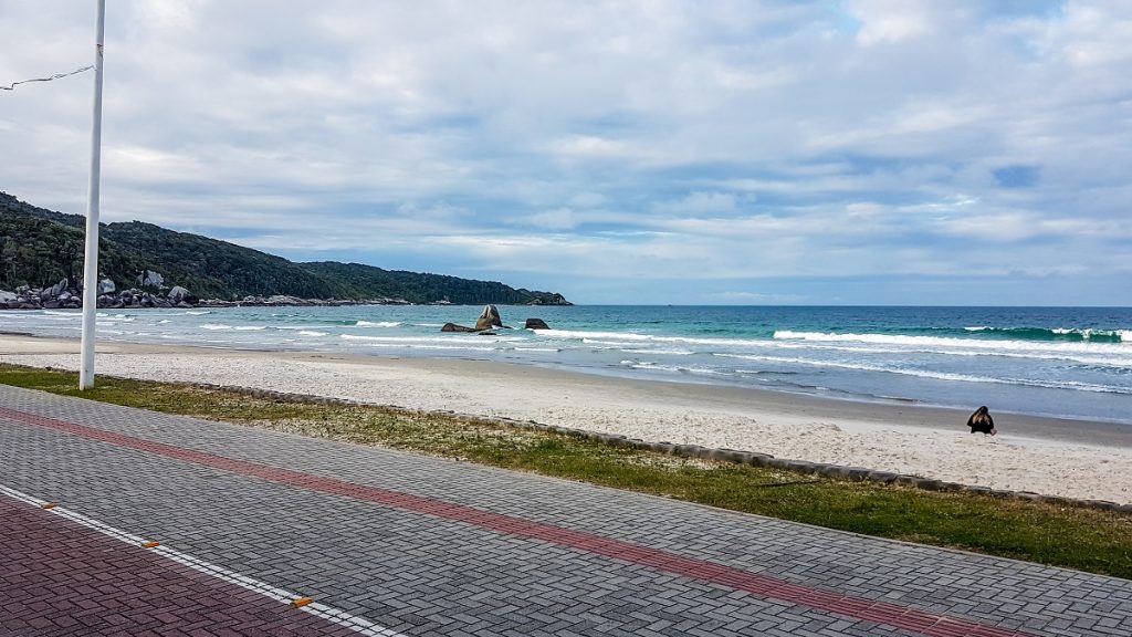 Caminhada no calçadão da Praia de Bombas é perfeito para suas férias. Fonte: Rodrigo Dalri.