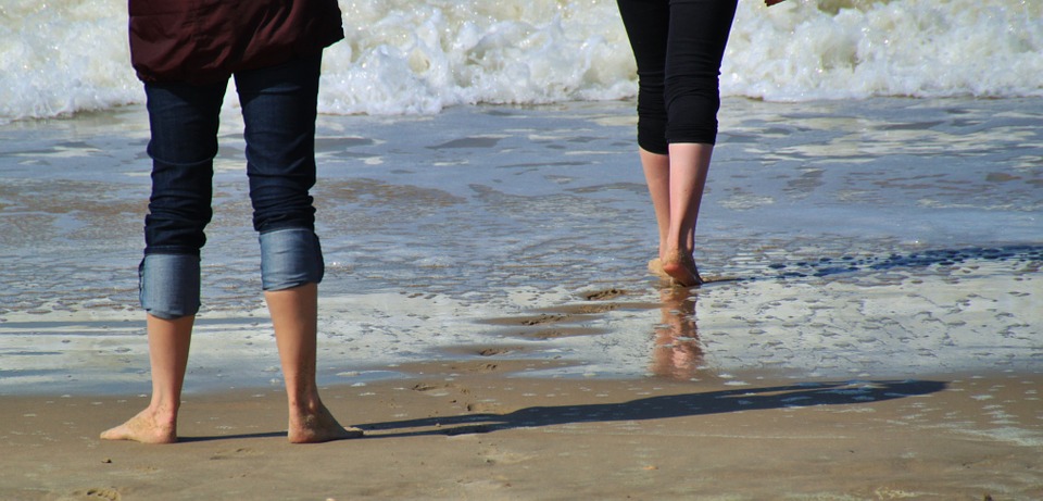 Pratique caminhada com os pés na areia na Praia de Bombas em todas as épocas do ano. Fonte: Pixabay.